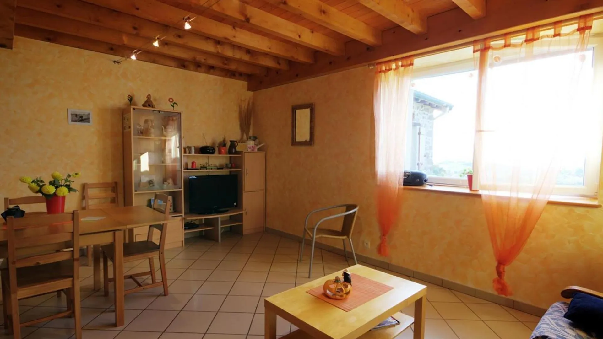 Gite Rural 2 Chambres Avec Jardin, Terrasse, Wifi, Animaux Acceptes - Fr-1-496-130 Saint-Heand Holiday home